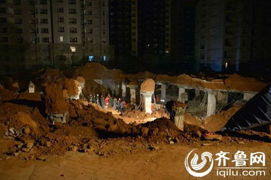 今天下午17:15左右,济南长清名流华第项目车库地下室回填土施工过程中