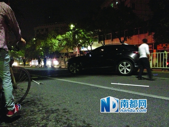 昨日凌晨，肇事越野车反向停在路边等待警方调查处理。南都记者 莫晓东 摄