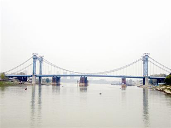昨日,武汉市首座双塔自锚式悬索桥—江汉六桥顺利"脱水而出.
