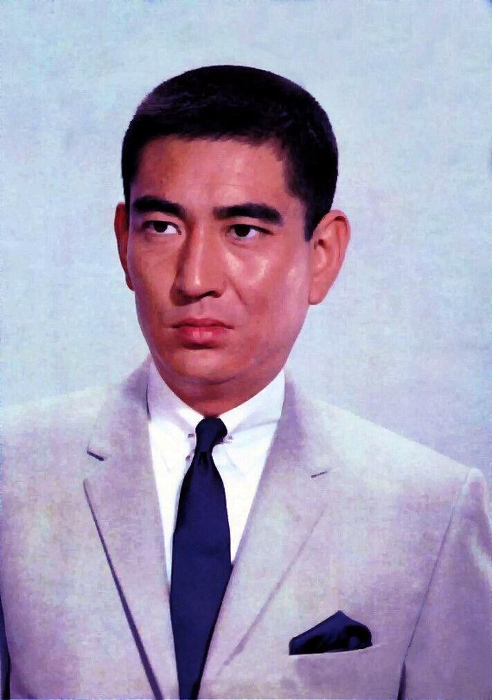 1965年,高仓健主演的系列片《网走番外地》和《昭和残侠传》在日本