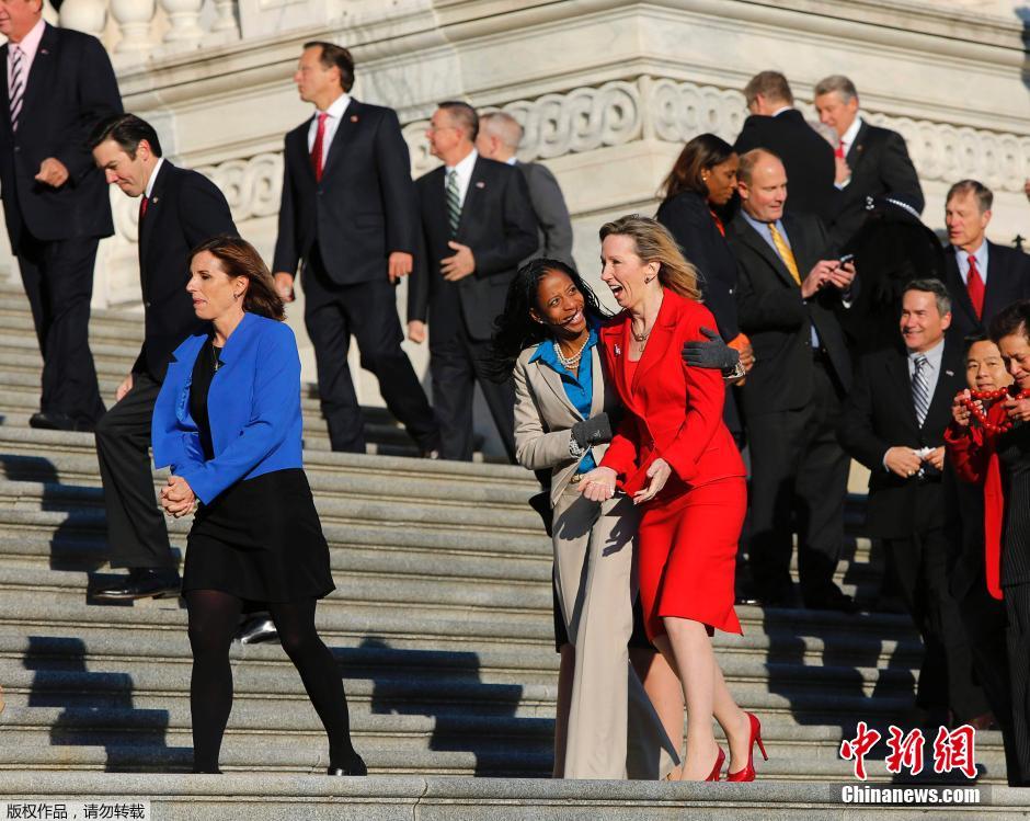 美国华盛顿,美国第114届国会新议员在国会大楼台阶上拍摄合影