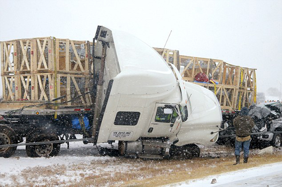 俄克拉何马州公路上,暴风雪致一辆卡车出现事故.