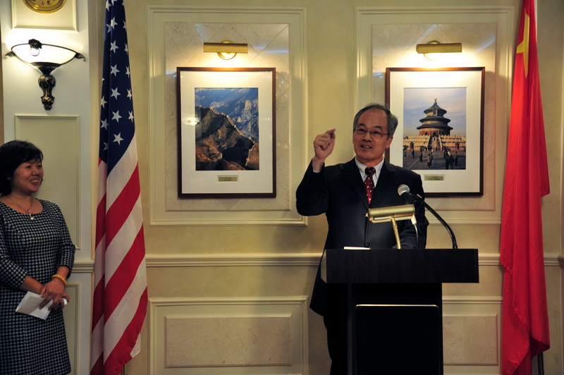 图为中国驻美国大使馆教育处方茂田公使衔参赞在聚会上发表讲话.
