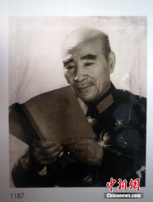 11月19日,北京华辰秋季拍卖会展出江青1971年为林彪拍摄的罕见照片《孜孜不倦》。江青当时为了避免脸部阴影,让林彪未戴军帽。此照片同年八月发表了彩色版。贾国荣 摄