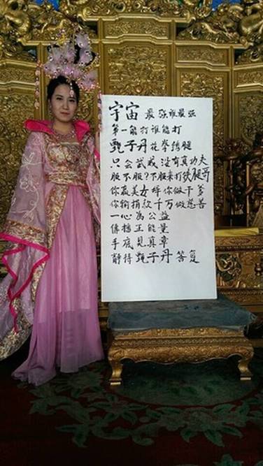 青年武术家“铁腿哥”齐虎到一代宗师叶问故居“找打”,还隔空约战“叶问”甄子丹,在网络上炸开了锅,“铁腿哥找打甄子丹”的消息成为娱乐圈和体育圈都很关注的热点。