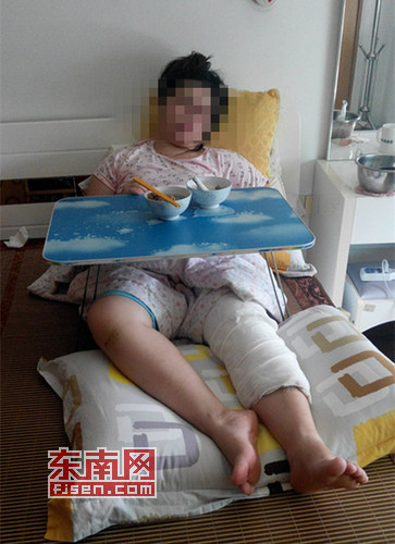 受伤的陈女士的腿部仍然打着绷带，生活需家人照顾