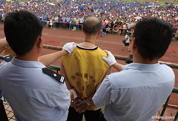 犯罪嫌疑人被押在湖南省娄底市"优化涟钢及其周边环境公捕公判大会"