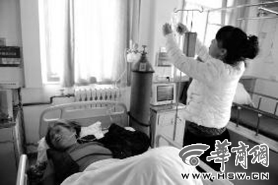 昨日，吕素芳老人在医院接受治疗 华商报记者 赵彬 摄