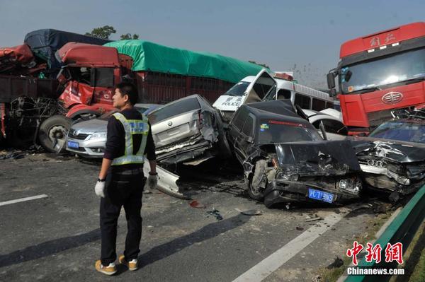 车祸现场还有一辆押运犯人的警车,车上受伤囚犯已被送往当地监狱医院