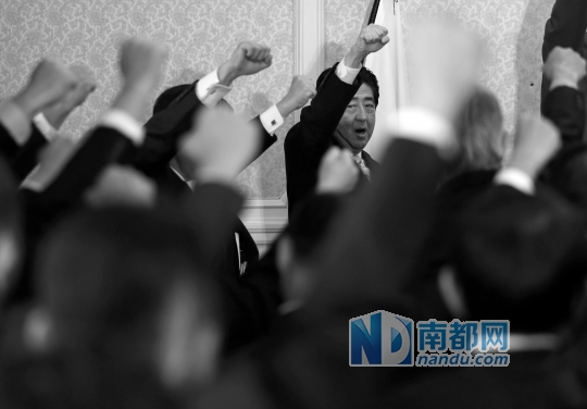 21日，在日本东京，日本首相安倍晋三(后)参加众议院自民党议员会议为选战打气。 新华社