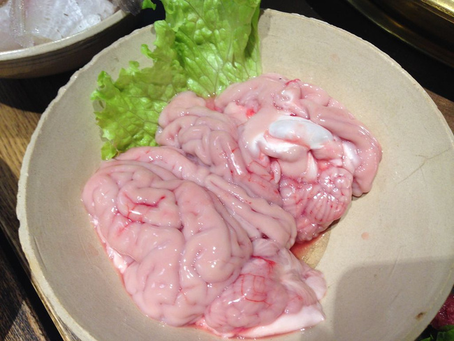 猪脑花,重口味的食材,据说口感似豆腐脑