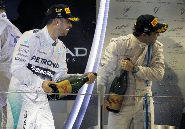图文：F1阿布扎比站 香槟喷起来