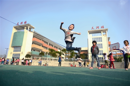 大课间时间,渝北统景小学陆泯睿和同学一起跳绳,崭新的塑胶操场上留下