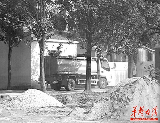 11月21日,记者跟随一辆牌照为湘A83T45的油罐车,从湖南大江化工有限公司出来后驶入了洪山桥一处黑窝点,里面设备简陋。