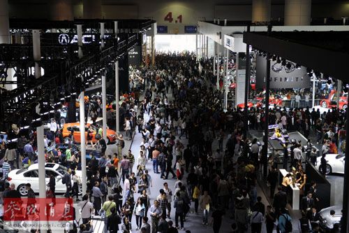 11月21日，参观者在第二十届广州车展现场参观。新华社记者 梁旭 摄