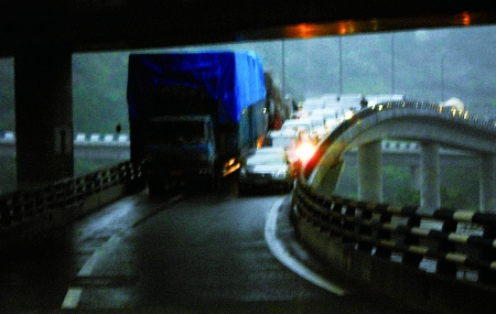 真武山隧道整治首个工作日 三次意外给交通添堵(组图)