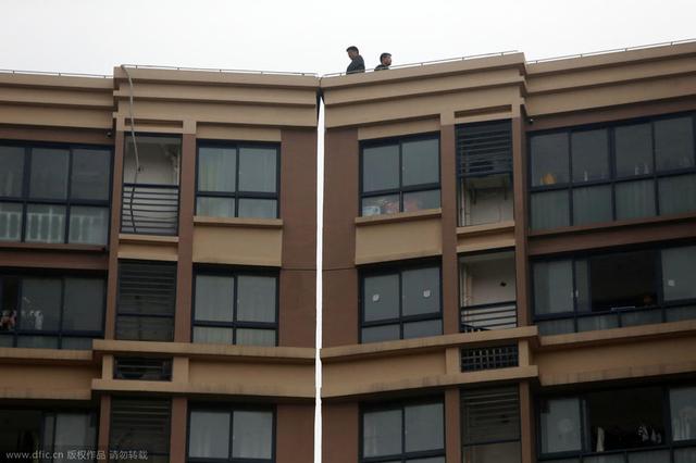 据市民反映，上海浦东新区华夏二路1500弄的心苑西园小区17号、18号并排的两幢房子，其中17号房屋发生倾斜，楼顶的房角和18号碰在一起，并发生了开裂。