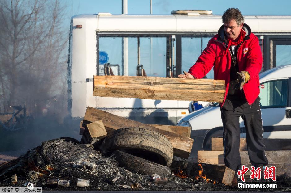 比利时安特卫普大罢工 码头工人焚烧轮胎封路