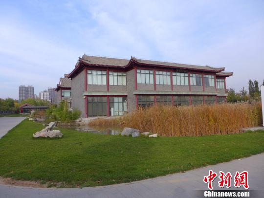 李涵教授参展的沧州美术馆位于沧州著名公园名人植物园,不知为何至今未挂牌。 王天译 摄