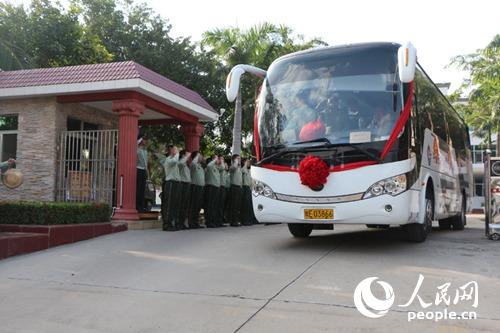 图为欢送车驶出部队营区