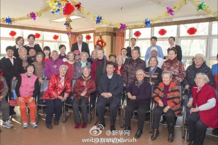 习近平与老人们合影留念，习近平特地叮嘱：照片要给每位老人家送一张