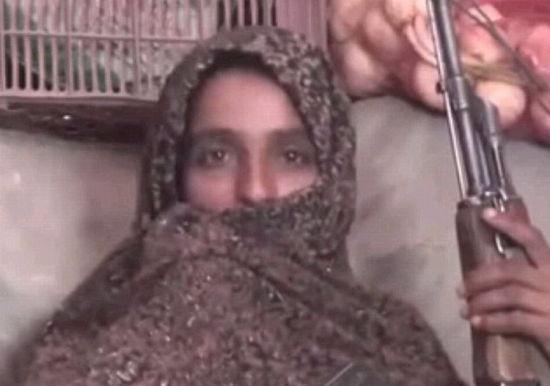 哥哥遇袭身亡后，法蒂玛也拿起武器加入与塔利班的战斗。(网页截图)
