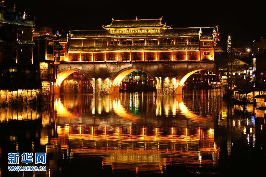 古城虹桥。入夜,旅游胜地湖南湘西凤凰古城沱江 ...