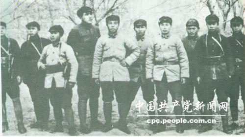 1936年冬,红一方面军第一军团二师参谋长熊伯涛(左四起,政委萧华