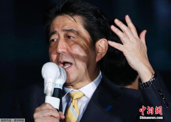 当地时间11月28日，日本东京，日本首相安倍晋三在街头向民众发表演讲，希望民众继续支持自民党候选人。