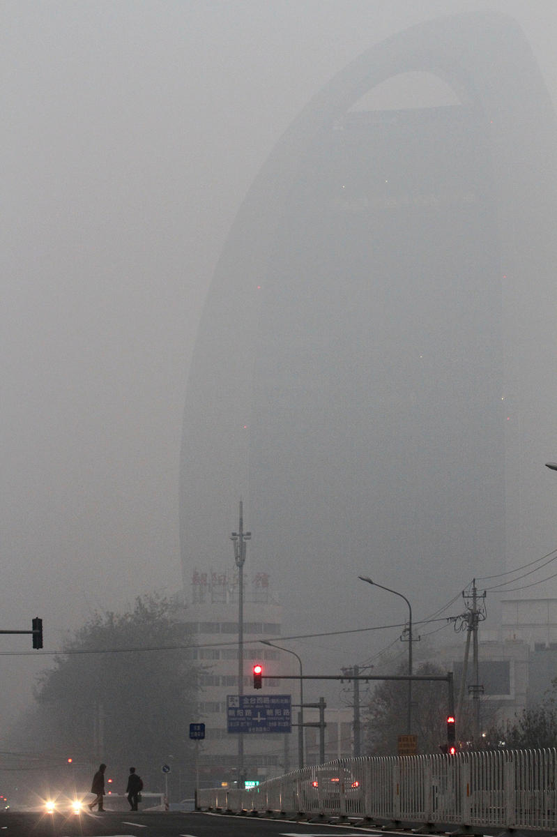 北京雾霾不散降雨来 城区白天如黑夜(组图)