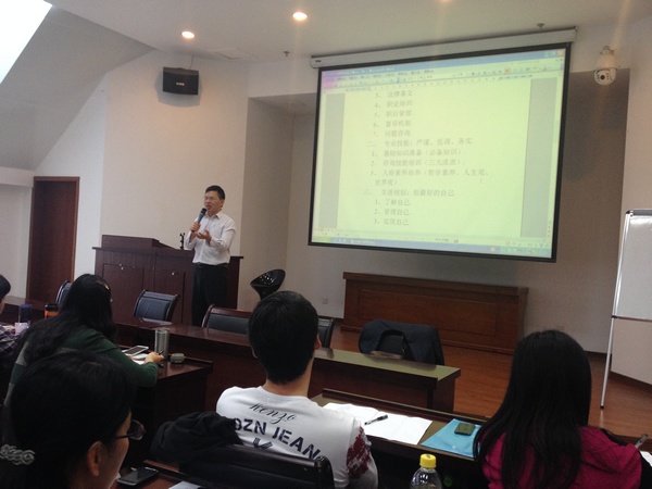 罗胜发会长作“心理咨询师职业化道路”专题报告