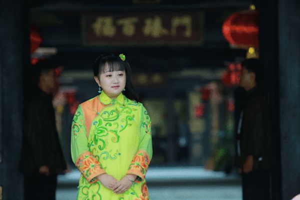 臧洪娜《情定》热播 "一堵墙"大蓉童年似女神