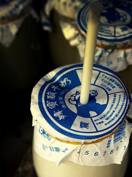 "小时候攒了钱,会买一瓶白色矮墩墩的老北京酸奶解馋.