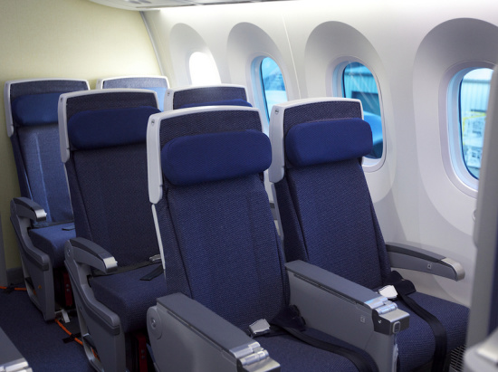 研究称飞机靠走廊座位细菌较多 最易令乘客染病