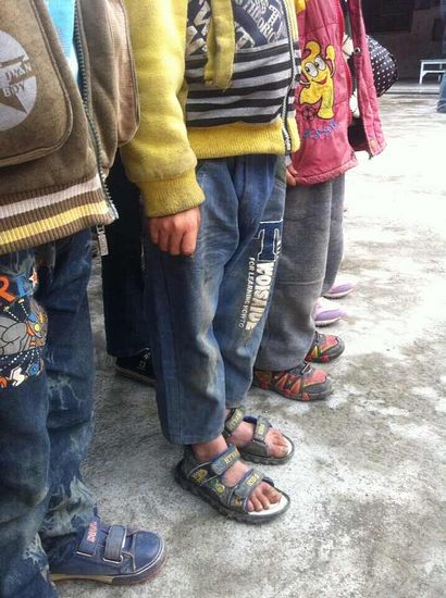 冬天的孩子穿着凉鞋