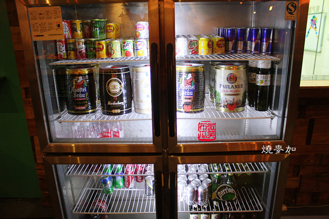 【啤酒】两大冰箱的啤酒,各国各地,种类不少,来这儿要是吃串啤酒也不
