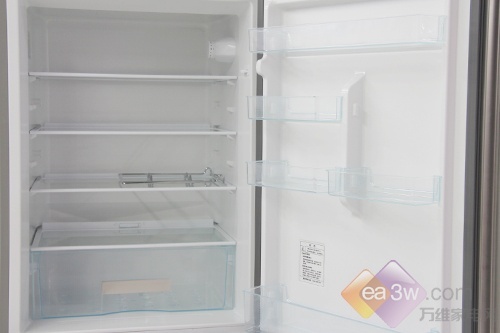 这款冰箱采用了机械式控温技术，冰箱内饰是经过严苛检测的环保抗菌材料，祛除冰箱异味，确保美食原味。经久耐用，不变色不变质，放心享受新鲜。