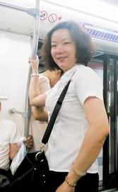 武汉69岁婆婆当“拍客” 半年拍下59张让座人笑脸