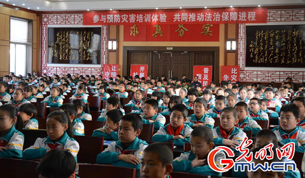 此次活动方式包括:普及法律常识,免费发放《法律法规知识》手册、防灾书包,讲解防灾知识,进行防灾用品用具使用方法指导。
