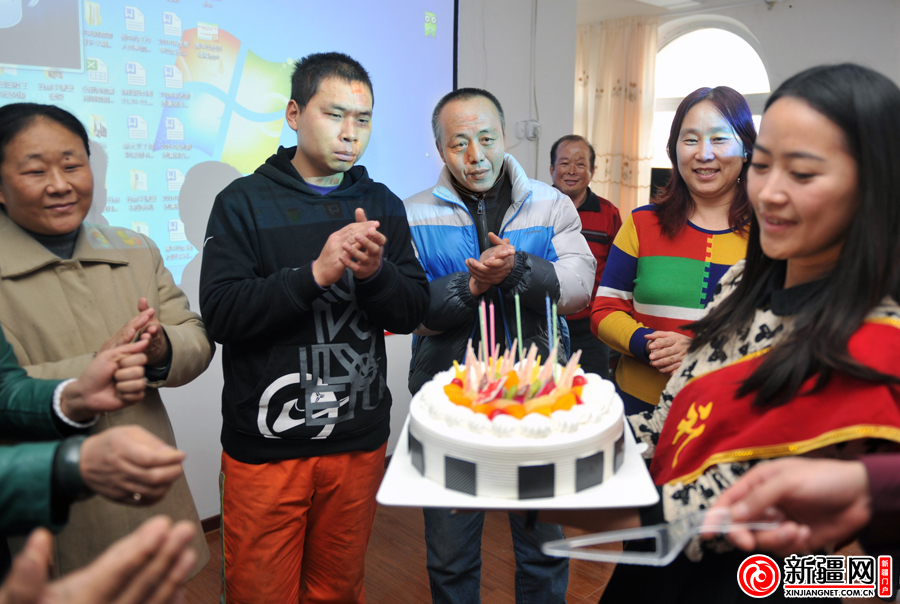 社区工作人员端上生日蛋糕为辖区残疾人集体庆生