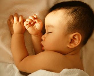 男婴疑趴睡窒息死,宝宝的睡姿太重要了!