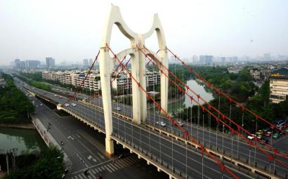 清水河大桥是成都最大的一座悬索桥.