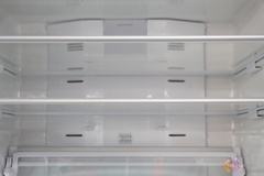 透明式搁架设计，可以根据食物的大小重量随意调节。玻璃搁架承重效果得到了加强，让冰箱室内整体感觉通透明亮，完全打造属于自己的格局空间。