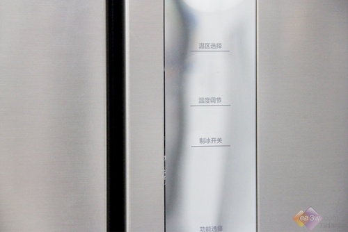 冰箱所具有的电脑控温系统,可以分别控制多个温室环境变化,特有的自动制冰室,可通过电脑调节自动制冰。显示界面设置在冷藏面板右侧,方便用户日常操作。