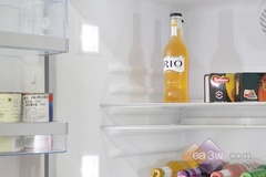 博世KMF40S50TI多门冰箱冷藏室底部配置了一个超大宽幅的多功能抽屉，由五个不同尺寸的保鲜盒+一个超大蛋盒而构成。
