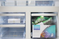 冷冻室的抽屉采用全开式设计，大大提高了工作的效率，与普通冰箱相比，不需要打开冰箱门再打开抽屉那样繁琐。