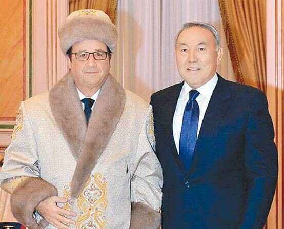 图：奥朗德(左)穿上哈萨克皮草大衣和帽子，与纳扎尔巴耶夫(右)会面。
