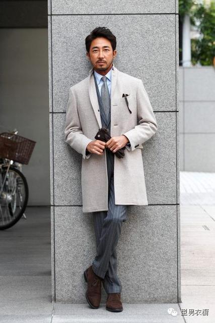 日本型男大叔干场异雅,也以灰色直条纹西装,以及开扣的大衣造型,力