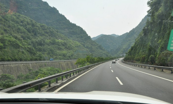 2)自驾车经汉宜高速到宜昌东山开发区收费站,进入三峡大坝专用公路