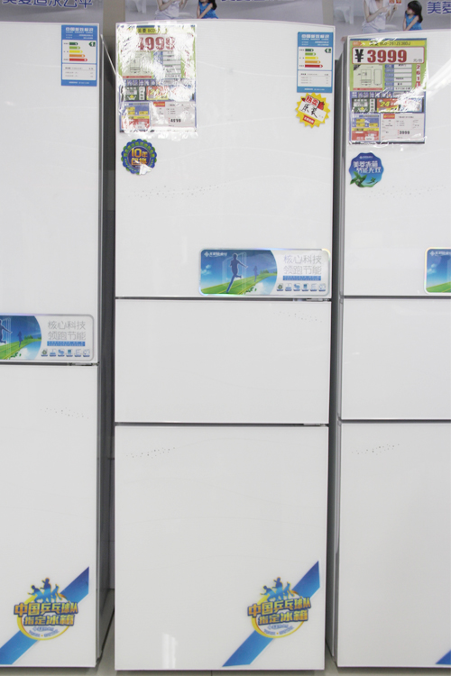 这款美菱BCD-278WP3BD冰箱，采用了纯白钢化玻璃面板描绘，还配有施华洛世奇般的外观样式。这款冰箱还具有LED灯带以及LECO净味系统，LED照明亮度是一般灯泡的几倍。